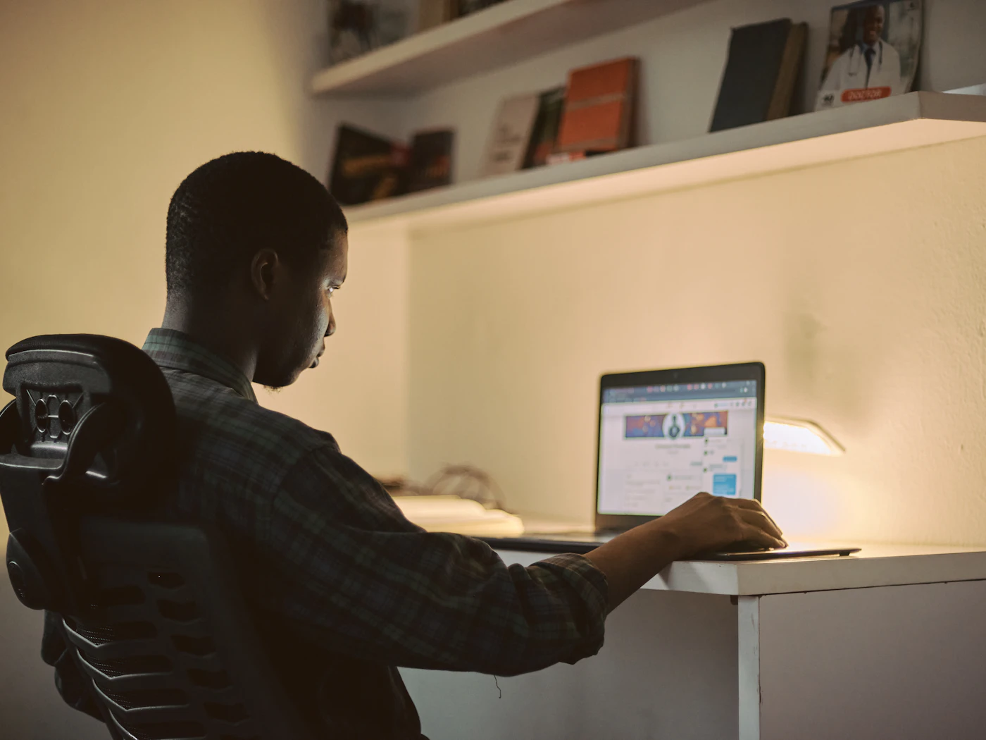 ICT support at a computer